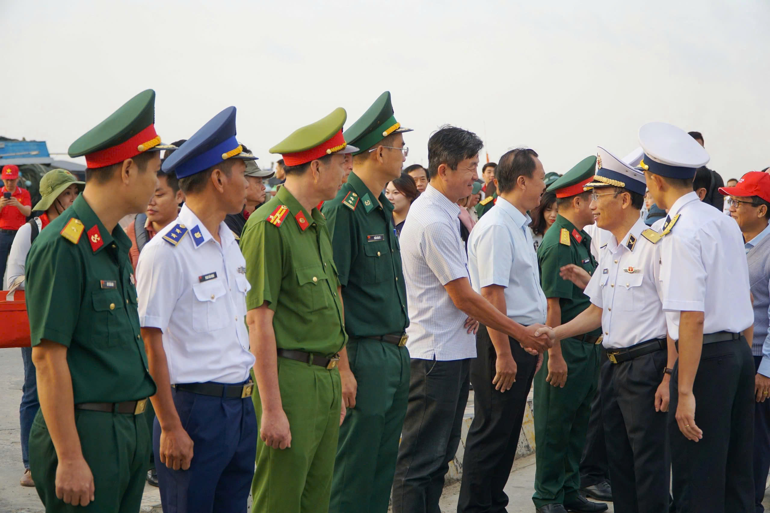 Chuẩn Đô đốc Ngô Văn Thành - Bí thư Đảng ủy, Chính ủy Vùng 5, Trưởng đoàn công tác thăm hỏi, chúc Tết và trao quà đến các lực lượng trên đảo Thổ Chu, Đặc khu Thổ Châu