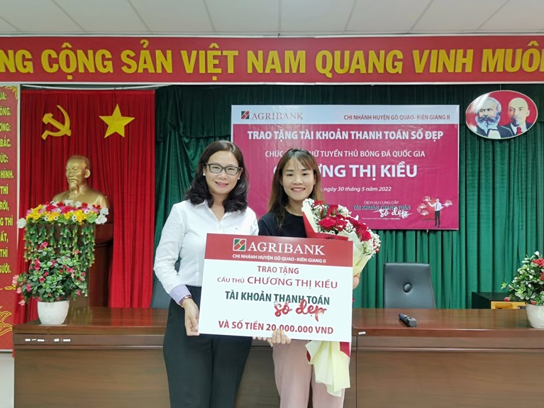 Agribank Kiên Giang II trao tặng tài khoản số đẹp cho nữ tuyển thủ ...