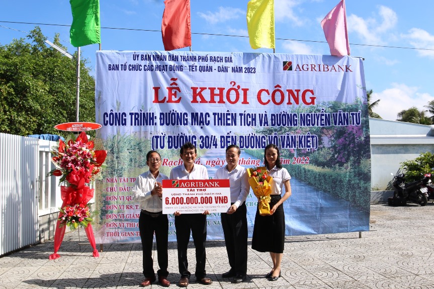 Đại diện Agribank trao hỗ trợ 6 tỷ đồng tại Lễ khởi công Công trình đường Mạc Thiên Tích và đường Nguyễn Văn Tư, Rạch Giá, Kiên Giang.