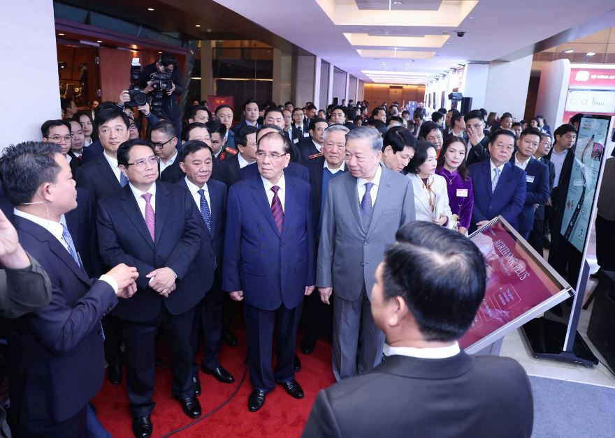 Tổng Bí thư Tô Lâm và các đồng chí lãnh đạo Đảng, Nhà nước tham quan khu trưng bày sản phẩm công nghệ số của Agribank trong khuôn khổ Hội nghị toàn quốc về đột phá phát triển khoa học, công nghệ, đổi mới sáng tạo và chuyển đổi số quốc gia